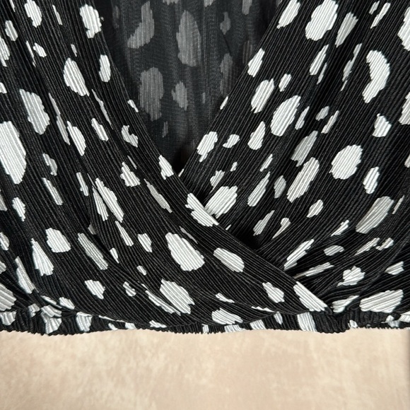 ASTR Wrap Blouse Womens XS Dalmatian Print Ribbed Cropped Mobwife Modern Chic - Picture 5 of 10